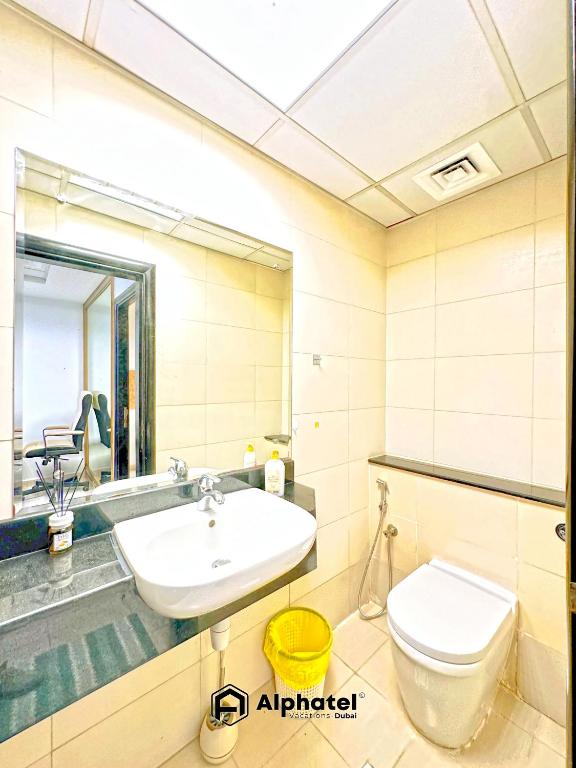 Ein Badezimmer in der Unterkunft Stylish 3-bedroom plus Maid room - Villa in JVC - Dubai
