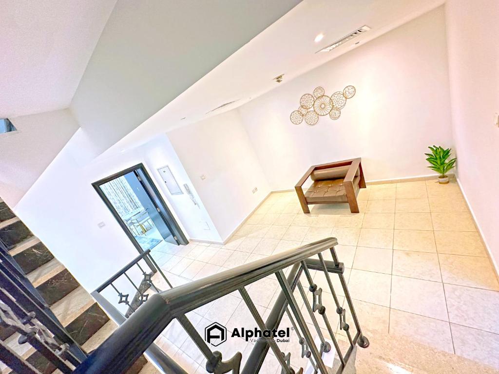 Ein Sitzbereich in der Unterkunft Stylish 3-bedroom plus Maid room - Villa in JVC - Dubai