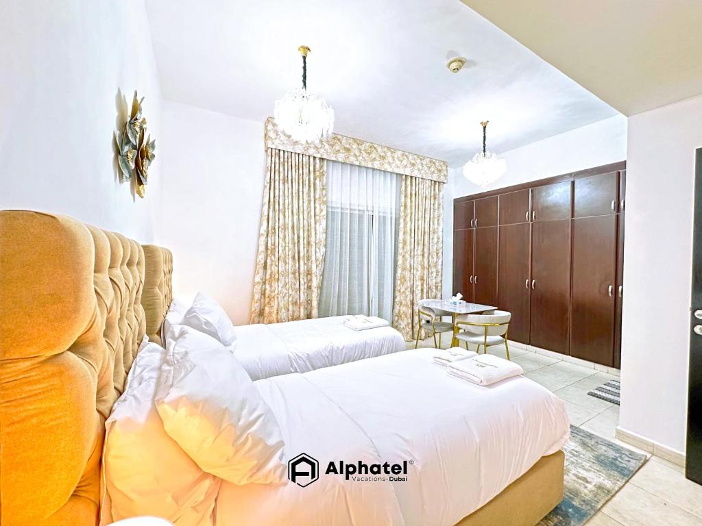 Ein Bett oder Betten in einem Zimmer der Unterkunft Stylish 3-bedroom plus Maid room - Villa in JVC - Dubai