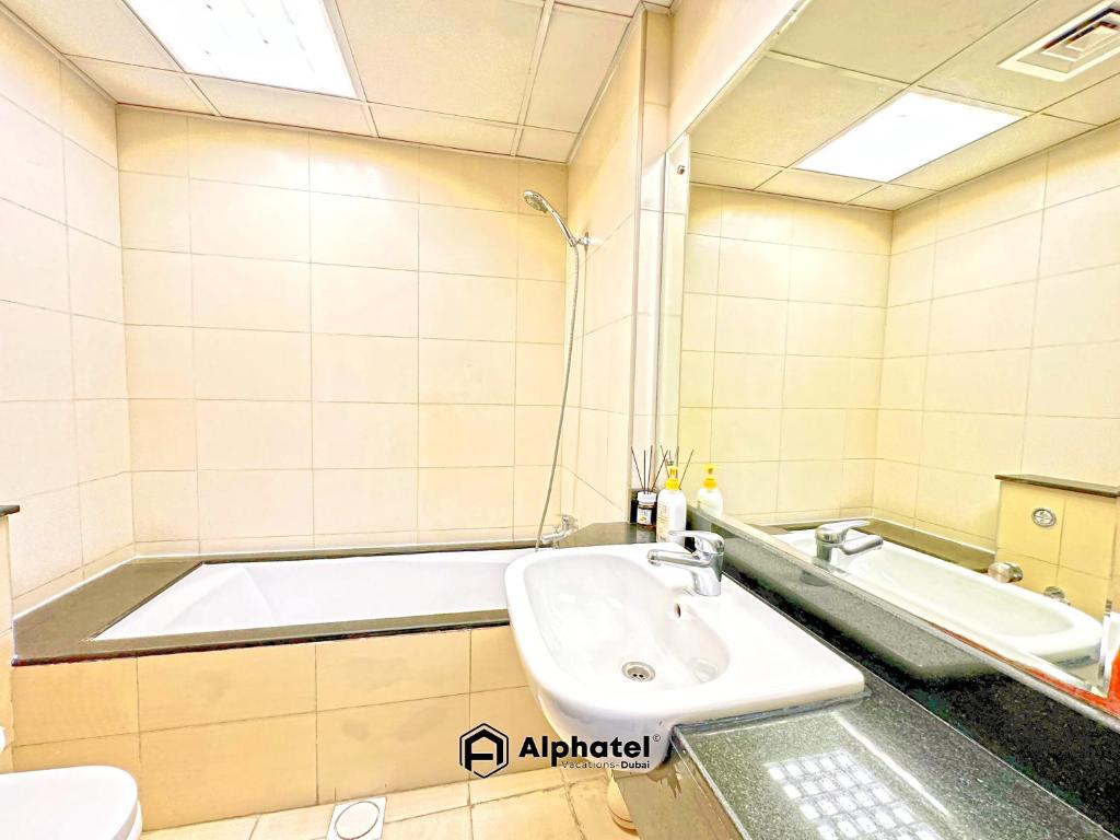 Koupelna v ubytování Stylish 3-bedroom plus Maid room - Villa in JVC - Dubai