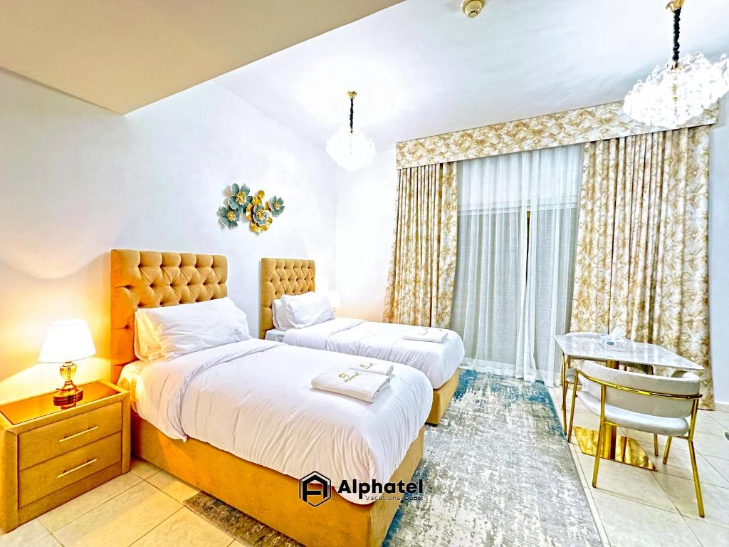 Ein Bett oder Betten in einem Zimmer der Unterkunft Stylish 3-bedroom plus Maid room - Villa in JVC - Dubai