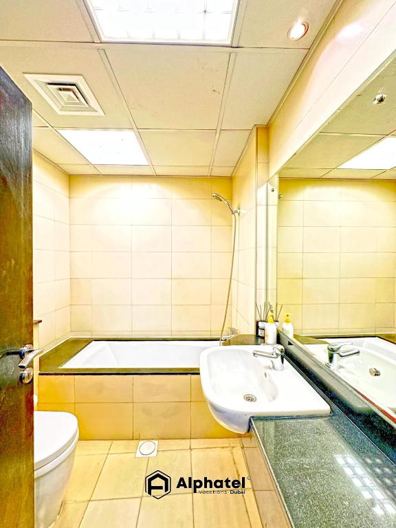 Ein Badezimmer in der Unterkunft Stylish 3-bedroom plus Maid room - Villa in JVC - Dubai