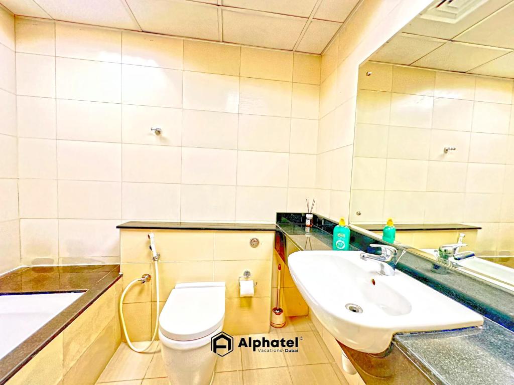 Ein Badezimmer in der Unterkunft Stylish 3-bedroom plus Maid room - Villa in JVC - Dubai