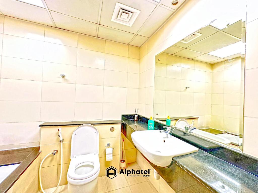 Ein Badezimmer in der Unterkunft Stylish 3-bedroom plus Maid room - Villa in JVC - Dubai