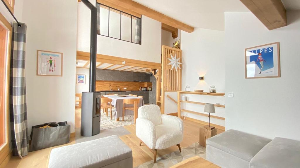 un salon avec un canapé et une table dans l'établissement La Bergerie 10-12 personnes au pied des pistes à Montalbert, à Montalbert