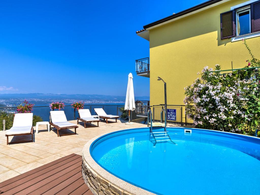 Swimmingpoolen hos eller tæt på Apartment Laurus-3 by Interhome