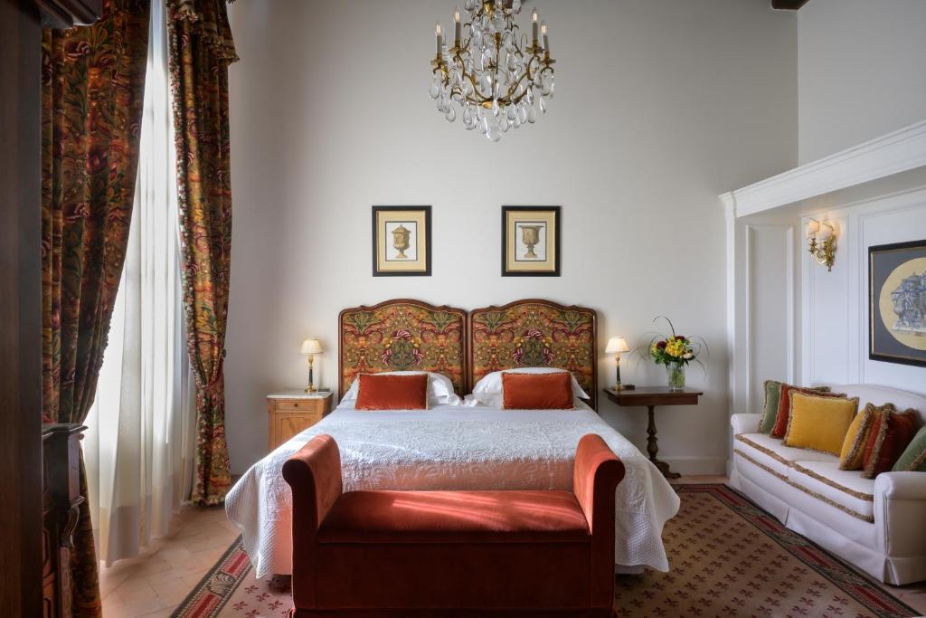 Postel nebo postele na pokoji v ubytování Grand Hotel Continental Siena - Starhotels Collezione