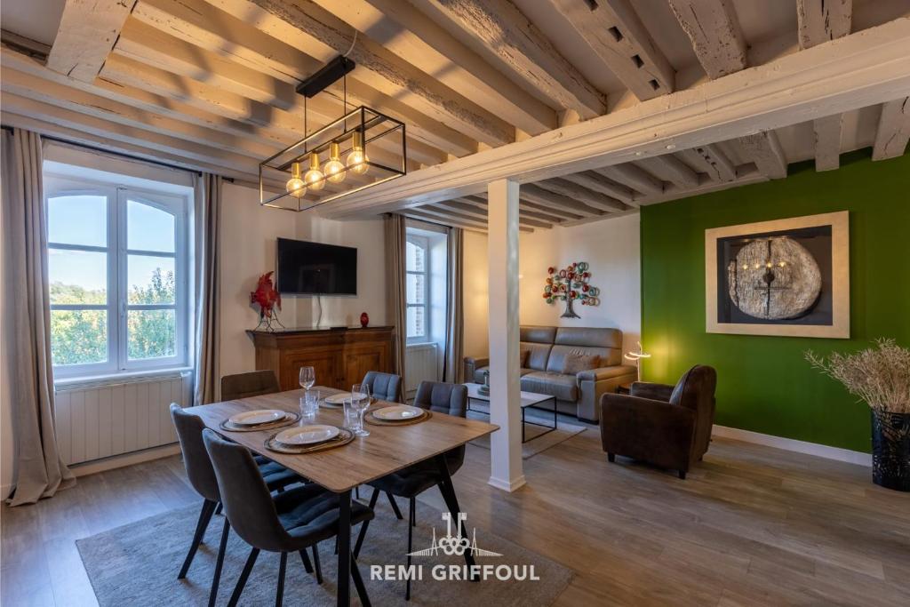 une salle à manger et un salon avec une table et des chaises dans l'établissement The Lighthouse Charming Apartment Beach & City Center 2-4 pers, à Honfleur