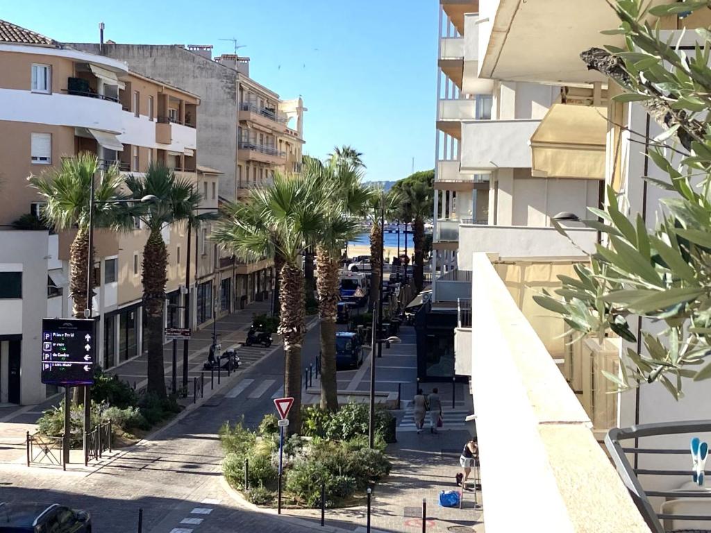 - une vue sur une rue bordée de palmiers et de bâtiments dans l'établissement Apartment Le Préconil by Interhome, à Sainte-Maxime