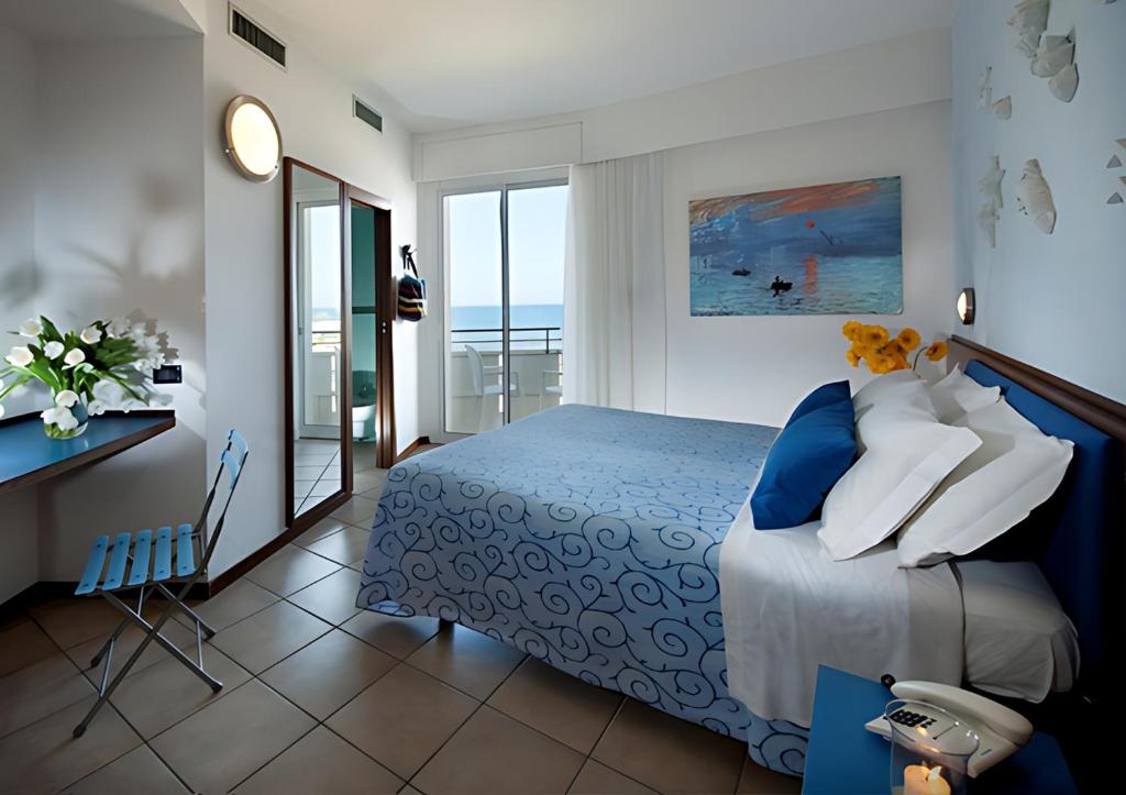 Postel nebo postele na pokoji v ubytování Hotel Rex - Fronte mare Riccione