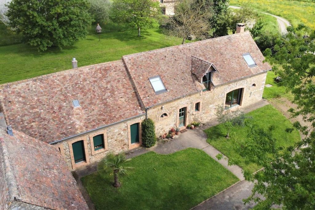 une vue aérienne d'une maison avec un toit dans l'établissement Maison de campagne au Domaine, à La Souris