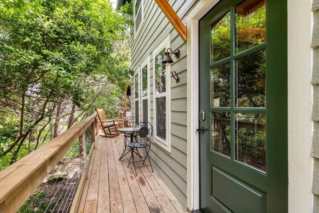 Ein Garten an der Unterkunft Cozy Coop Casita - Lake Travis-Hot Tub-Tiny House