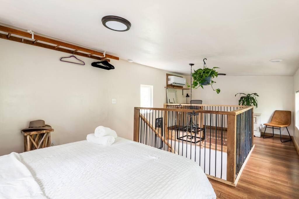 Ein Bett oder Betten in einem Zimmer der Unterkunft Cozy Coop Casita - Lake Travis-Hot Tub-Tiny House