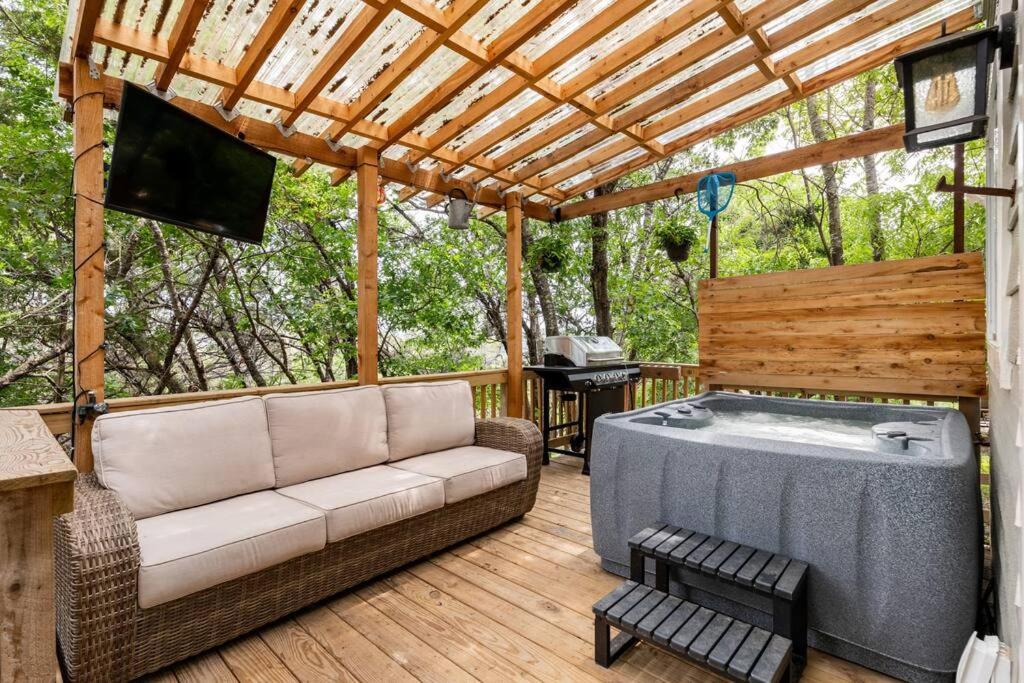 TV&#47;Unterhaltungsangebot in der Unterkunft Cozy Coop Casita - Lake Travis-Hot Tub-Tiny House