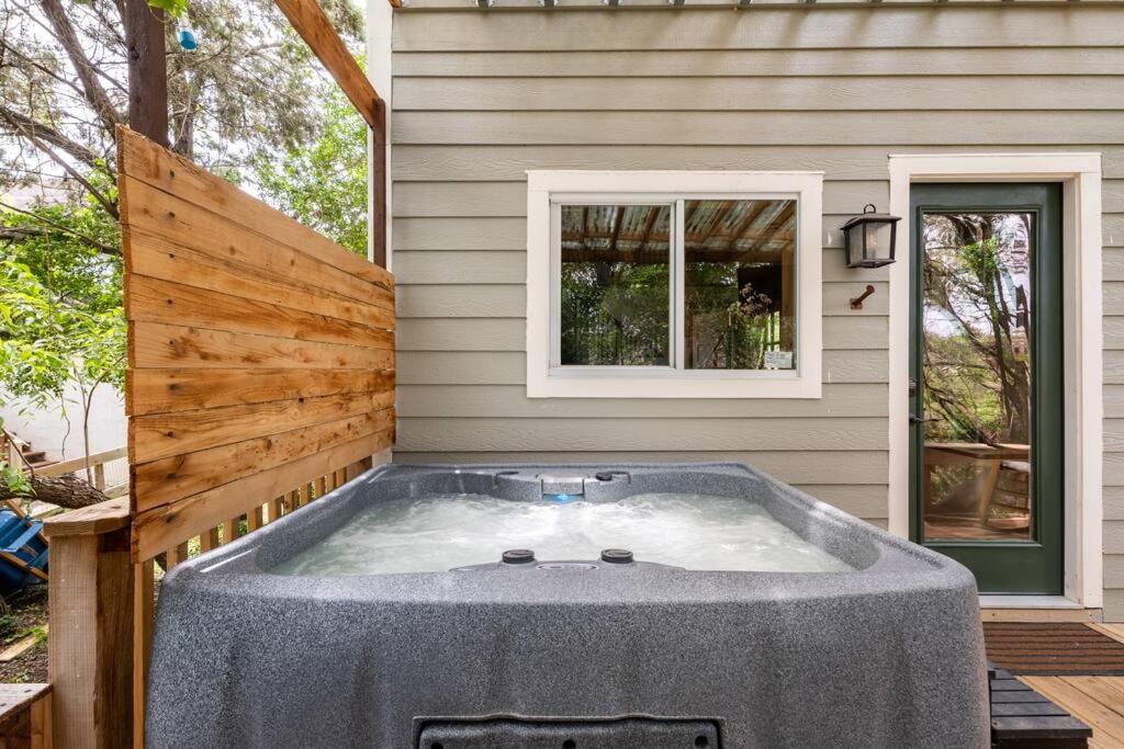 Jacuzzi Coop () Jacuzzi Coop