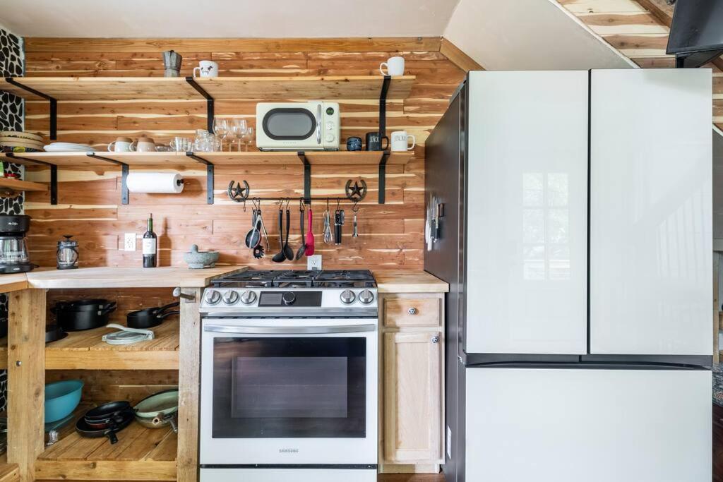 Küche&#47;Küchenzeile in der Unterkunft Cozy Coop Casita - Lake Travis-Hot Tub-Tiny House