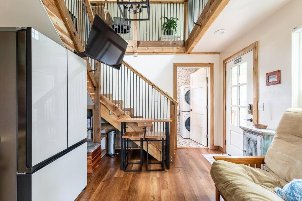 Ein Sitzbereich in der Unterkunft Cozy Coop Casita - Lake Travis-Hot Tub-Tiny House