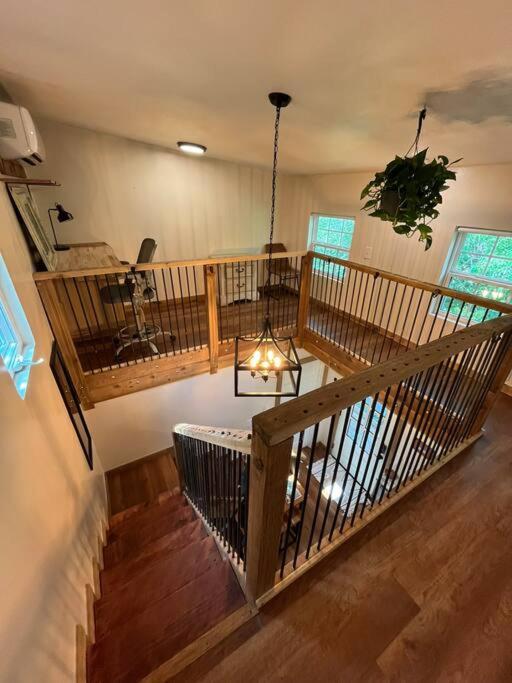 Ein Sitzbereich in der Unterkunft Cozy Coop Casita - Lake Travis-Hot Tub-Tiny House