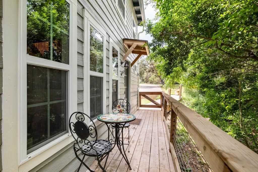 Ein Balkon oder eine Terrasse in der Unterkunft Cozy Coop Casita - Lake Travis-Hot Tub-Tiny House