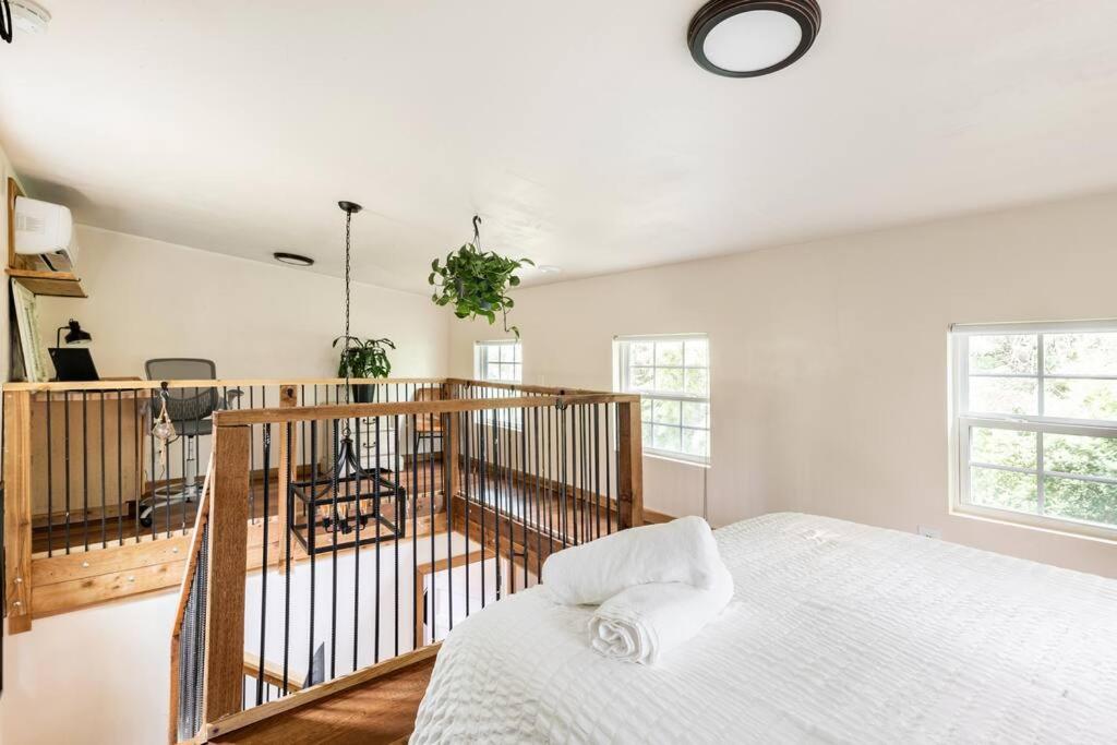 Ein Bett oder Betten in einem Zimmer der Unterkunft Cozy Coop Casita - Lake Travis-Hot Tub-Tiny House