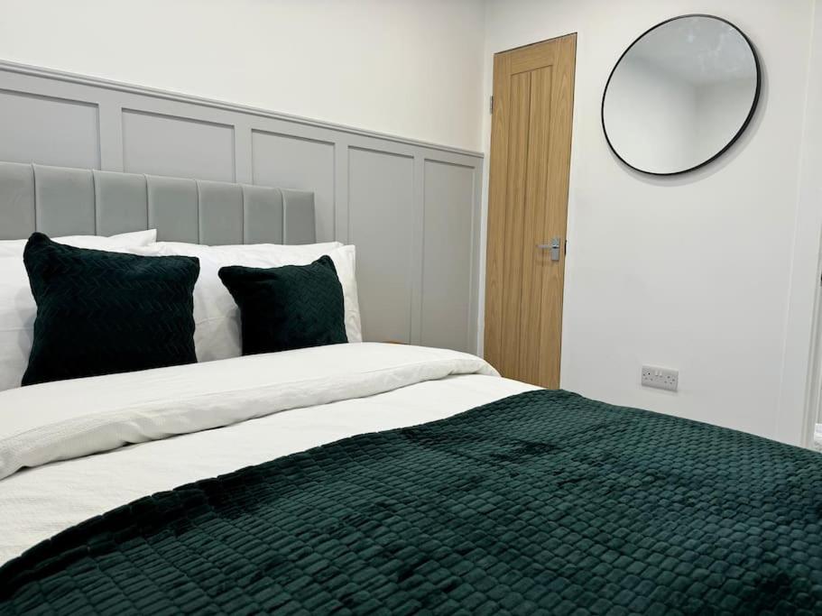 Ένα ή περισσότερα κρεβάτια σε δωμάτιο στο Tiny Home Parking & Airport & M1 & Contractor