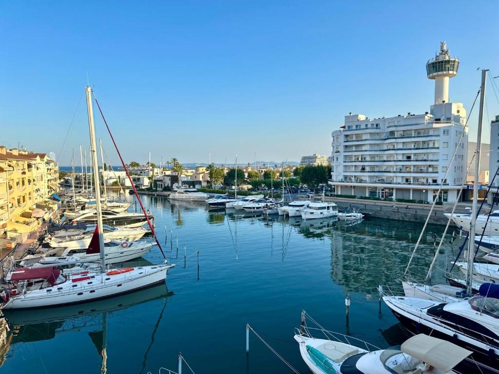 a group of boats are docked in a marina at Apartamento con vistas a mar y canal. Empuriabrava in Empuriabrava