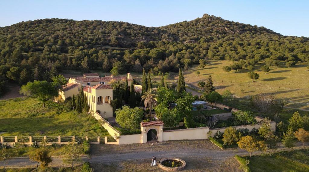 Luftaufnahme eines Hauses auf einem Hügel in der Unterkunft Finca La Alcolehuela en Parque Natural de Despeñaperros in Santa Elena
