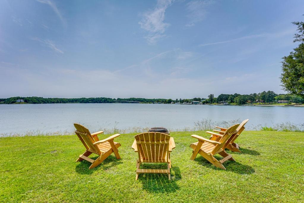 tres sillas sentadas en el césped junto a un lago en Virginia Retreat on Wicomico River with Dock!, en Reedville