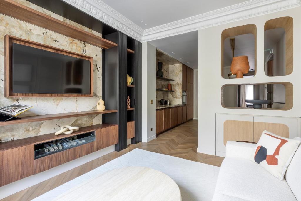 a living room with a tv and a couch at HIGHSTAY - Luxury Serviced Apartments - North Marais 2 in Paris