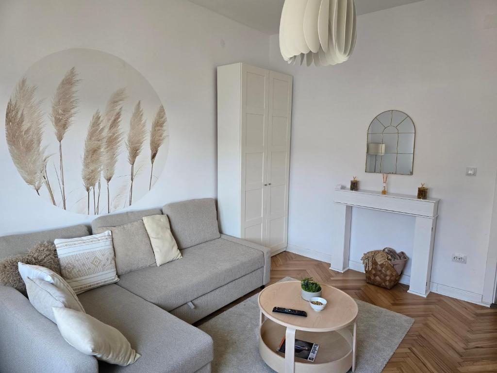 un soggiorno con un divano e un tavolo di Mateja38 a Belgrado