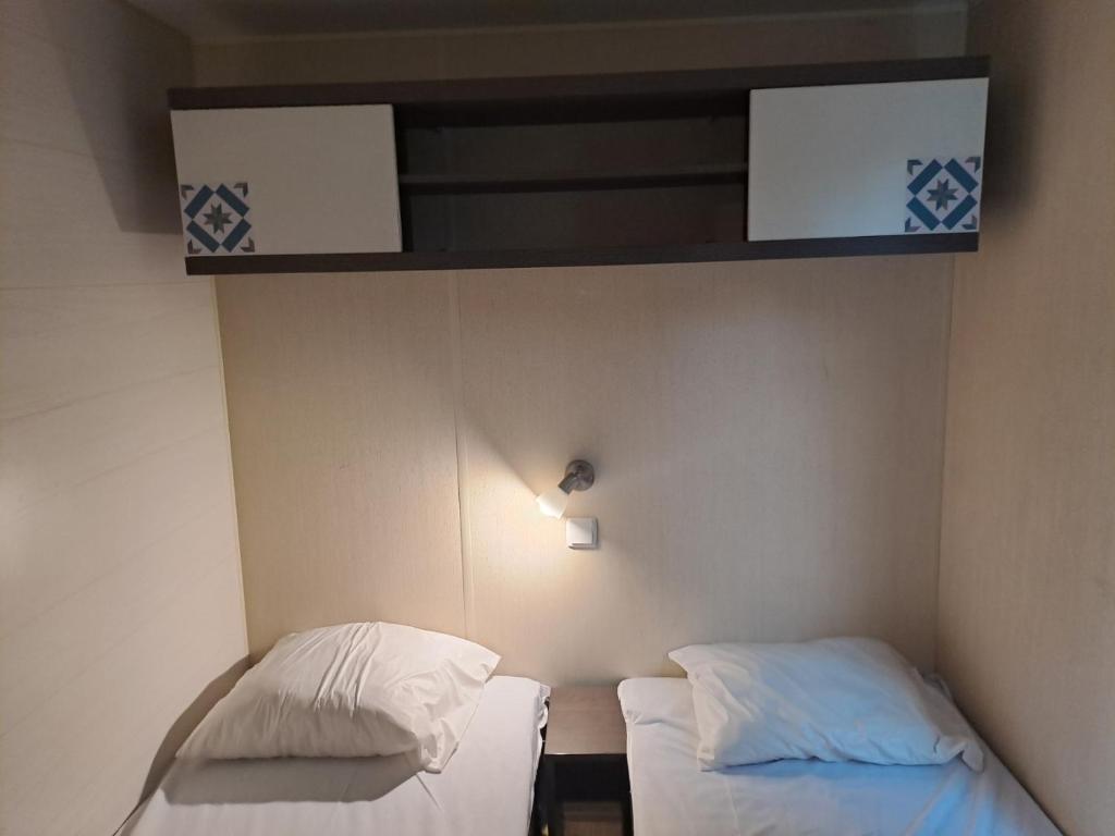 Postel nebo postele na pokoji v ubytování mobile home 047
