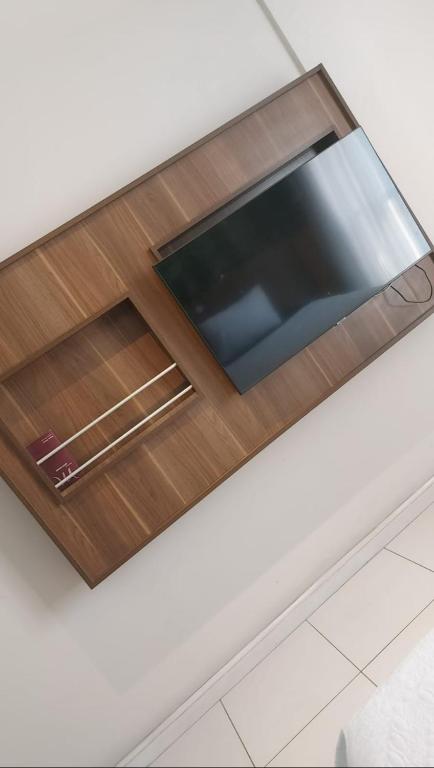 TV a/nebo společenská místnost v ubytování Flat com varanda, quarto de Morador Hotel 1112
