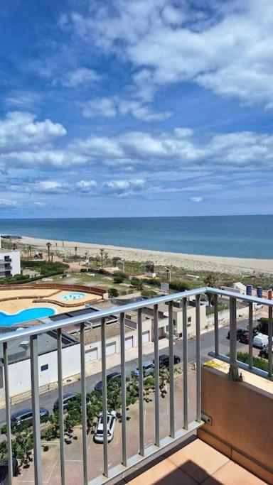 Elle comprend un balcon offrant une vue sur la plage et l'océan. dans l'établissement T3 Duplex Vue mer accès Plage, à Dosse Gros