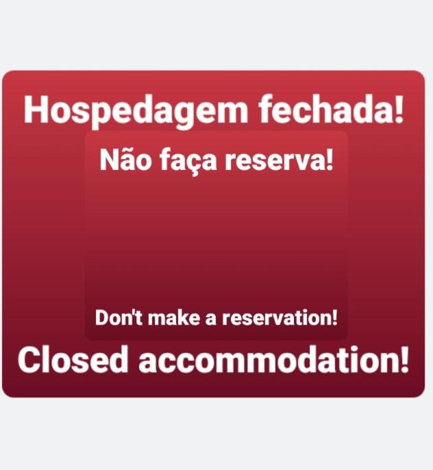 a red sign that says hosczona federation nao tacorevareva at Propriedade Fechada Permanentemente in Ubatuba