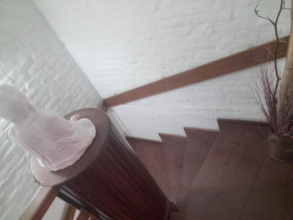 Habitación con escalera y jarrón en el suelo en Alojamiento San Fernando Centro, en San Fernando