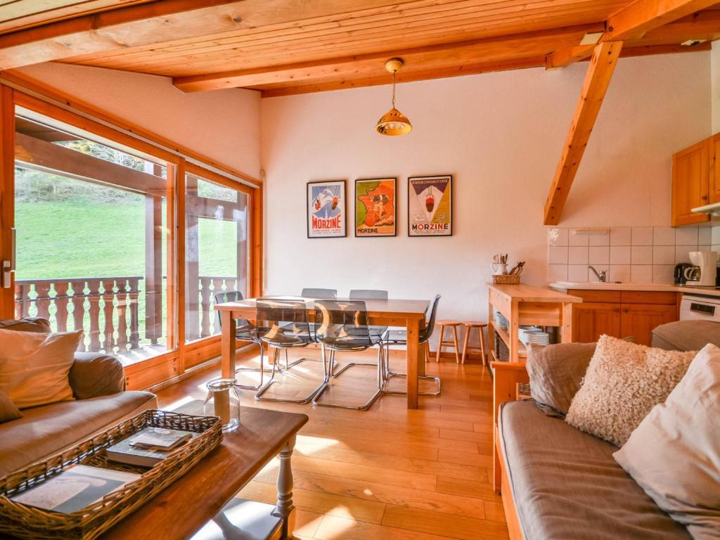 Posedenie v ubytovaní Appartement cosy à 400m du centre, proche pistes, balcon, parking, 6 pers, linge inclus - FR-1-684-13