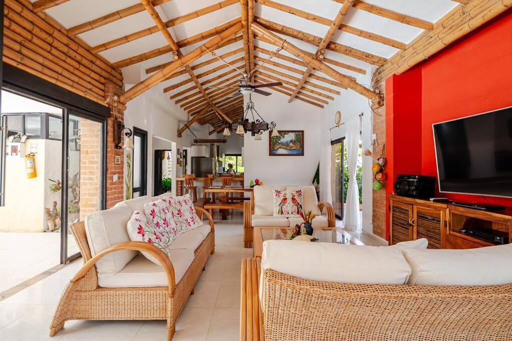 Una televisión o centro de entretenimiento en Finca Panaca Herrería 8