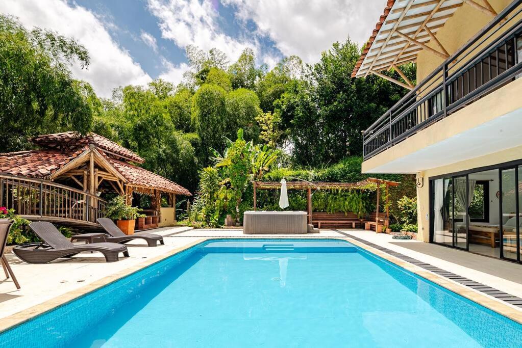 La pileta dentro o cerca de Finca Panaca Herrería 8