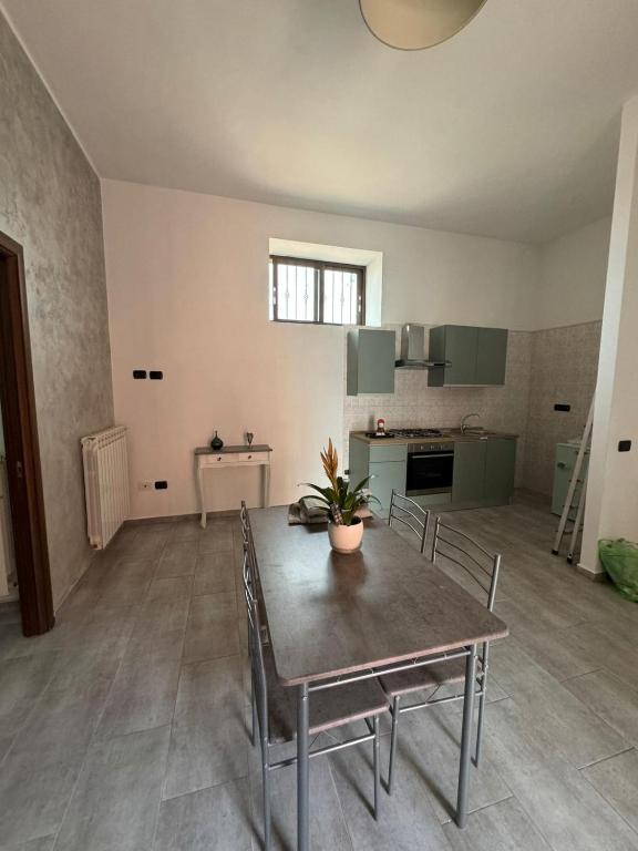 a kitchen and dining room with a table and chairs at Appartamento Verde MilliGio primo piano in Marigliano