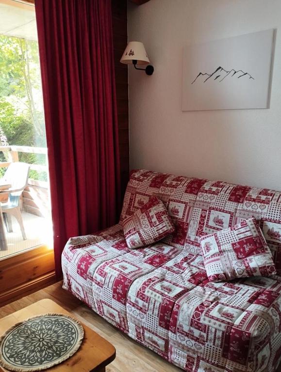 un salon avec un lit et une table dans l'établissement Résidence Le Hameau des Ecrins - maeva Home - Appartement 2 Pièces 4 Personnes - Confort MAE-6158, à Puy-Saint-Vincent