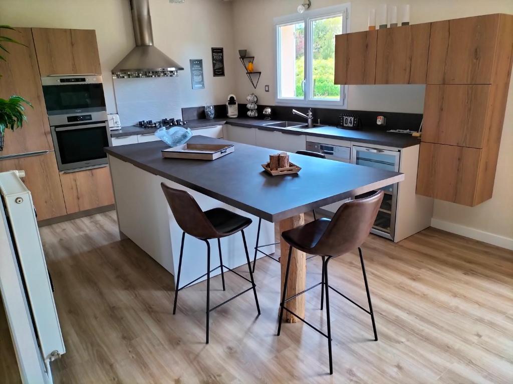 Photo de la galerie de l'établissement La Moderne - 24 heure du Mans - Parking privé, à Teloché