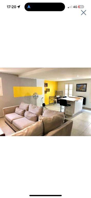 un salon avec un canapé et une table dans l'établissement Appartement standing, à Perpignan