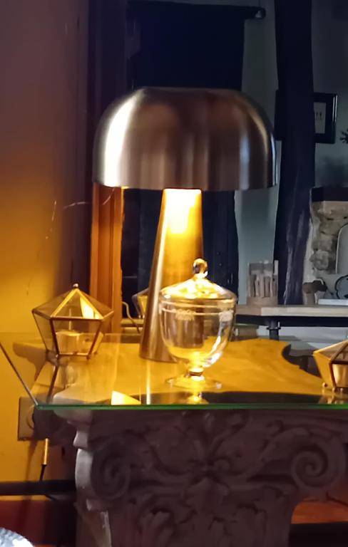 - une table avec une lampe et un bol en verre dans l'établissement Le Chai de Serres, à Artassenx