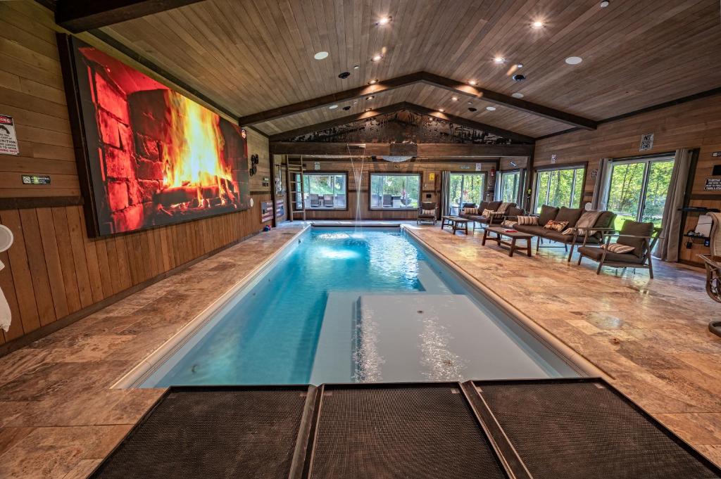 Πισίνα στο ή κοντά στο River Pools Cabin - Indoor Pool, Lake Access