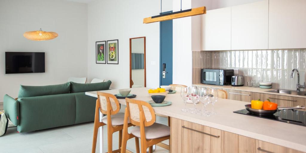 Kuchyň nebo kuchyňský kout v ubytování LIV & CO Suites & Villas