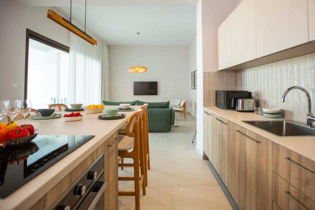 Kuchyň nebo kuchyňský kout v ubytování LIV & CO Suites & Villas