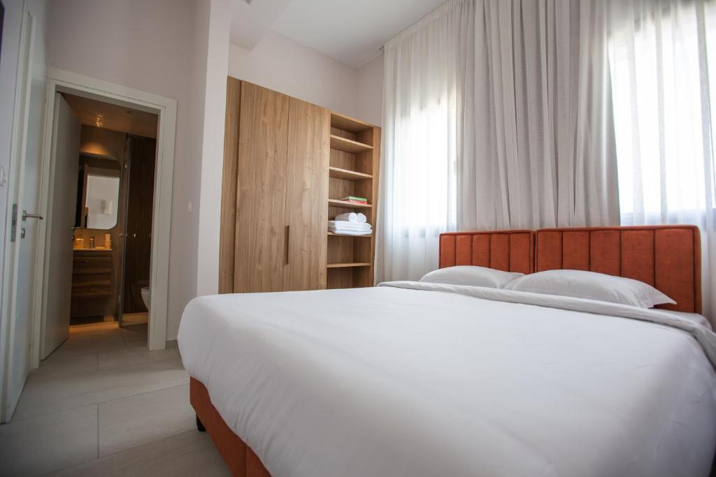 Postel nebo postele na pokoji v ubytování LIV & CO Suites & Villas