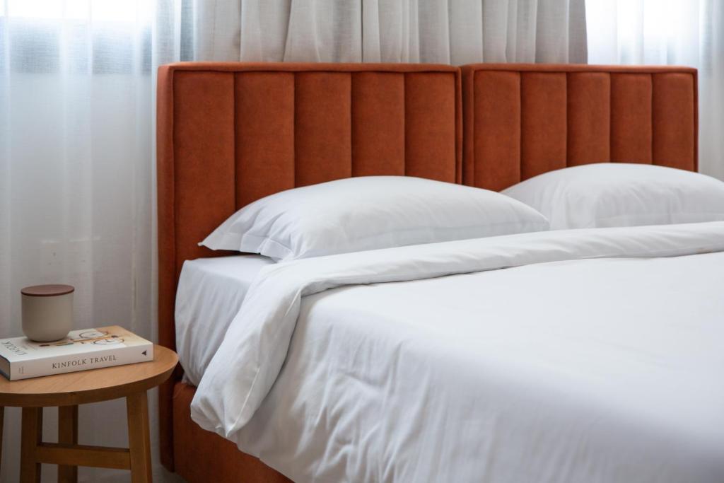Postel nebo postele na pokoji v ubytování LIV & CO Suites & Villas