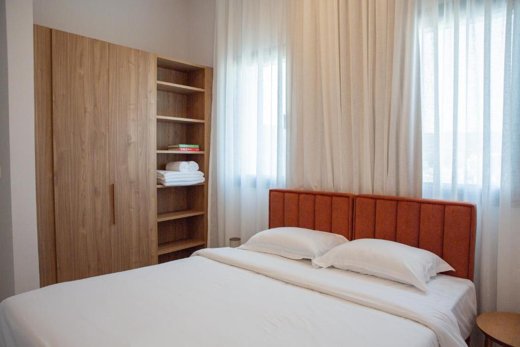 Postel nebo postele na pokoji v ubytování LIV & CO Suites & Villas
