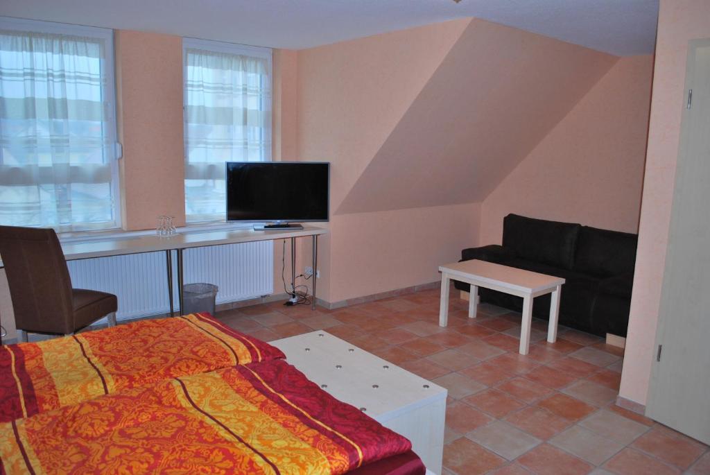 TV a/nebo společenská místnost v ubytování Hotel Gasthof “Goldener Engel”